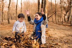 پرتاب برگ در عکاسی پاییزی