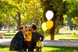 توجه به رابطه کودک با والدین و دیگران در عکاسی کودک