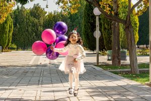 مدیریت چالش های عکاسی از کودک با بازی و سرگرم کردن بچه