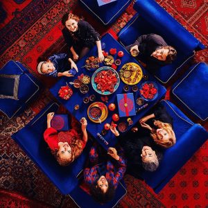 ژست های رسمی و کلاسیک برای عکاسی خانوادگی در شب یلدا