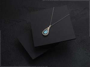 نورپردازی در عکاسی از گردنبند با سنگ قیمتی