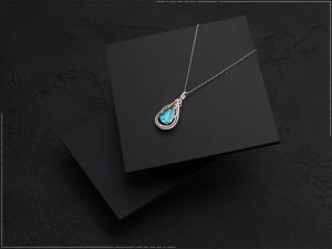 استفاده از سه منبع نوری برای عکاسی از گردنبند با سنگ قیمتی