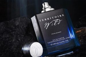 عطری روی یک صفحه واقعی با استفاده از یک صفحه نمایش کامپیوتر به عنوان پس زمینه