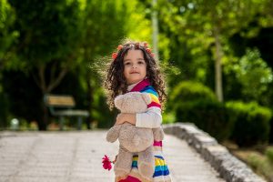 عکاسی از کودک در فضای باز بهاری