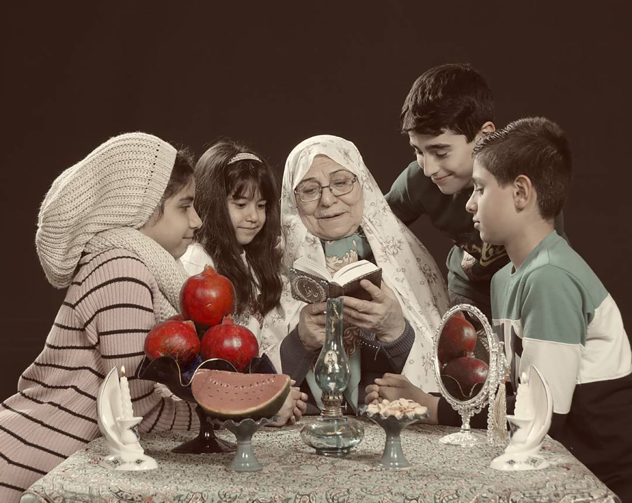 ثبت لحظات خانوادگی در شب چله با عکاسی شب یلدا